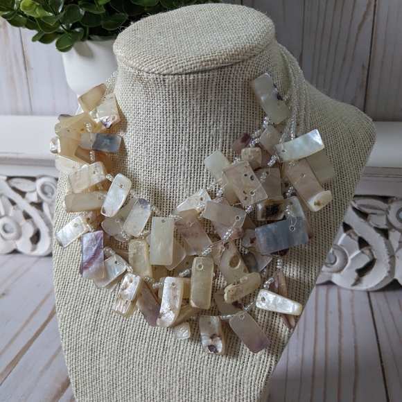 Multi-Strand Shell Cluster Necklace NWOT - Picture 3 of 8